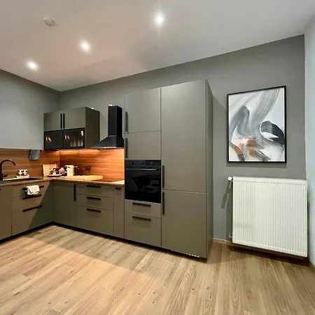 Newly Renovated, Central, Quick Access To Duesseldorf And Cologne شقة وبرتال